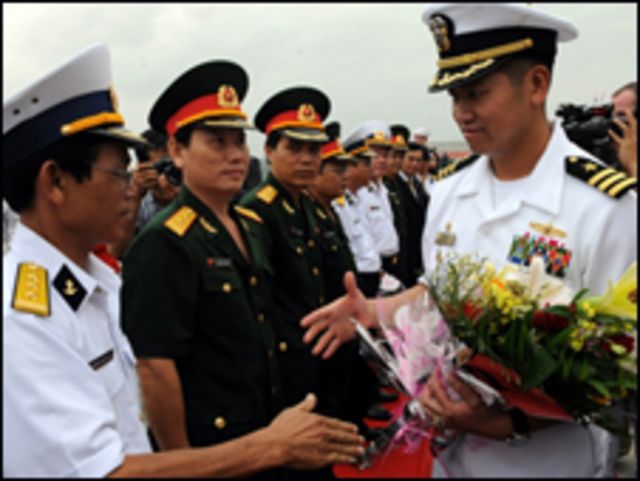 Hạm trưởng Lê Bá Hùng dẫn tàu USS Lassen thăm cảng Đà Nằng hôm 1/11/2008