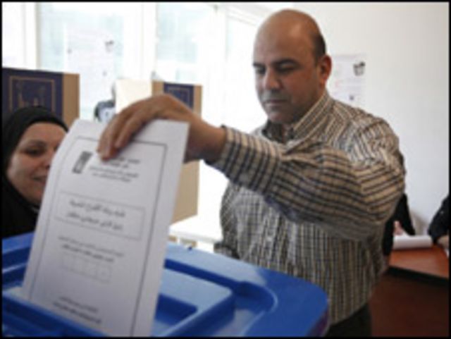 عراقي يصوت في بيروت