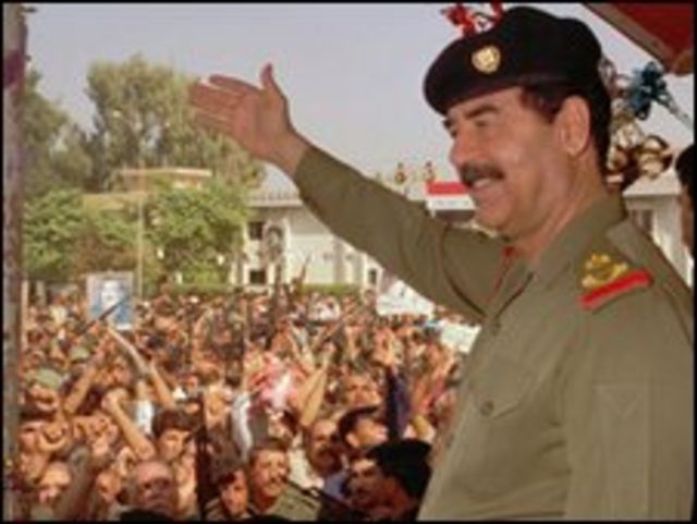صدام يحيي مؤيديه عام 1995