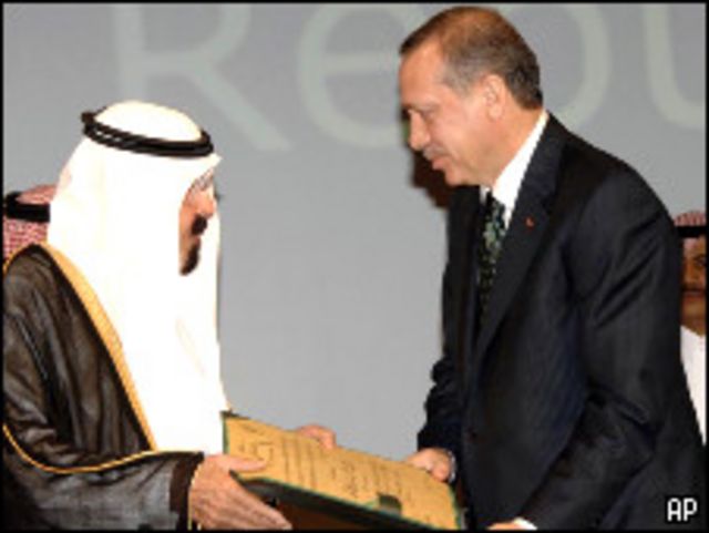 رجب طيب إردوعان يتسلم الجائزة من العاهل السعودي