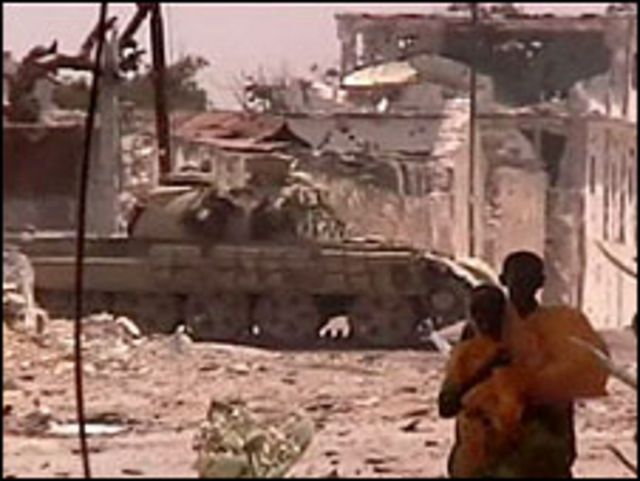 دبابة في شوارع مقديشيو