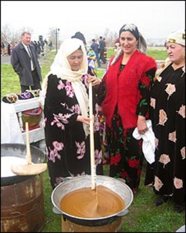 زنان تاجیک به هنگام تهیه سمنو، غظای ویژه نوروزی