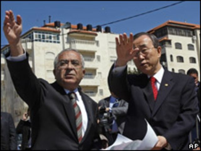 El primer ministro palestino, Salam Fayyad, junto al secretario general de ONU, Ban Ki-moon, en la ciudad cisjordana de Ramala