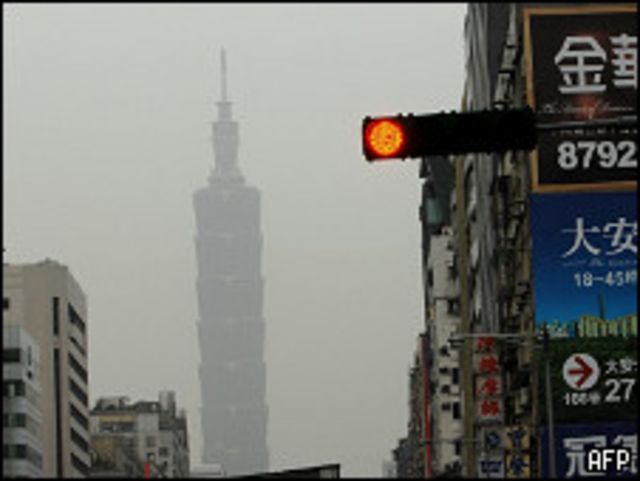 台北101大廈在沙塵暴帶來塵霧中