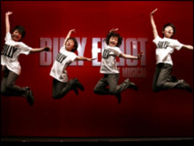 《舞動人生》音樂劇已經在世界很多國家上演。這是幾位韓國小演員的表演。
