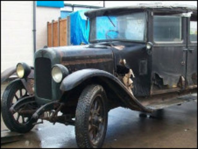 Carro raro mantido em garagem por mais de 30 anos vai a leilão na  Inglaterra - BBC News Brasil