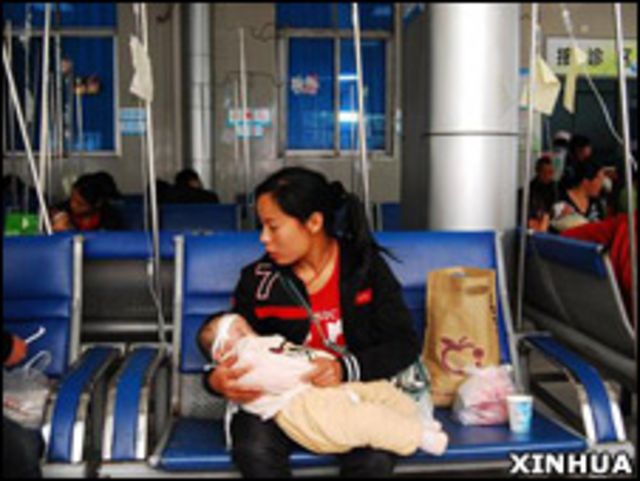 兒童患者在湖南省郴州市兒童醫院等候就診(新華社圖片9/4/2010)