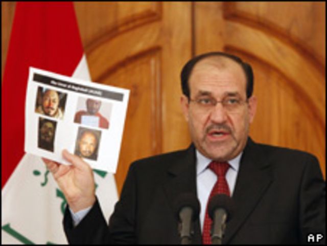 المالكي يحمل صور قادة القاعدة الذين قتلوا في العراق