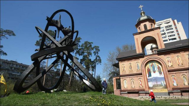 Пам'ятник жертвам Чорнобильської аварії у Святошинському районі столиці, Київ, 26 квітня 2010 року. Фото Укріформу