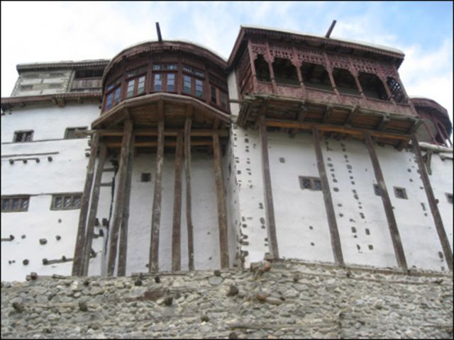 پاکستان کے علاقے گلگت بلتستان کی وادی ہنزہ کا بلتت قلعہ جو سات سو سال پہلے تمعیر کیا گیا تھا۔اس قلعے کے باسٹھ دروازے ہیں۔سنہ انیس سو پینتالیس تک یہ قلعہ ہنزہ کے حکمرانوں کے زیر استعمال رہا تھا۔ بعد میں انیس سو نوے میں ہنزہ کے آخری حکمران کے بیٹے نے قلعے کو باقاعدہ طور پر بلتت ہیرٹیج ٹرسٹ کے حوالے کر دیا تھا