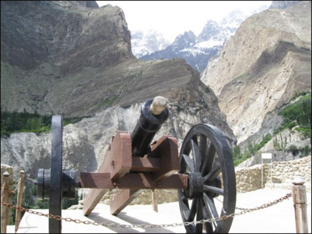 قلعے کی چھت پر پرانے زمانے کی ایک توپ