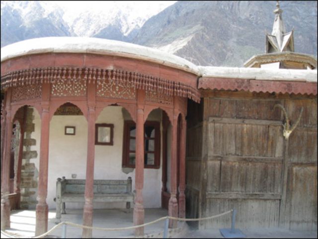 قلعے میں اس جگہ حکمران دربار لگاتے تھے۔ آج بھی اس جگہ سیاحوں کو بیٹھنے کی اجازت نہیں دی جاتی ہے