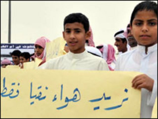 اضراب الطلاب الكويتيين احتجاجا على التلوث البيئي