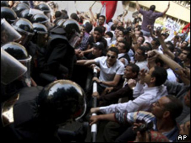 محتجون مصريون يطالبون برفع الحد الأدنى من الأجور