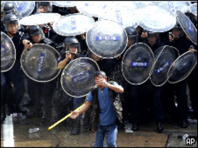 澳門勞動節遊行一名示威者被警方發射的胡椒噴霧噴到（1/5/2010）