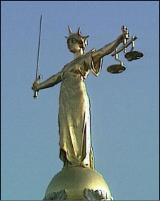 倫敦最高法院屋頂的正義女神雕像