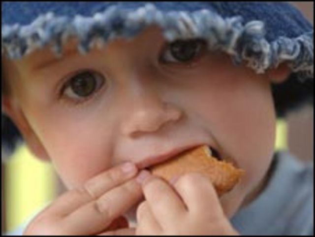 طفل يأكل بسكويت