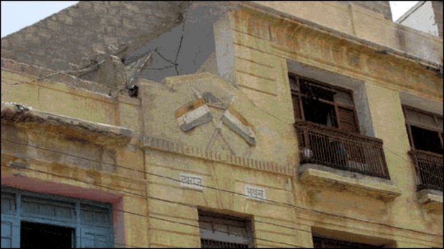 کراچی میں رتن تلاؤ سکول کی عمارت پر بھارت کا ترنگا پرچم،  بر صغیر میں ماضی کے مشترکہ ورثے کی یادگار