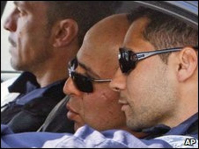 Ali Vekili Rad (ortada) cezaevinden çıktı
