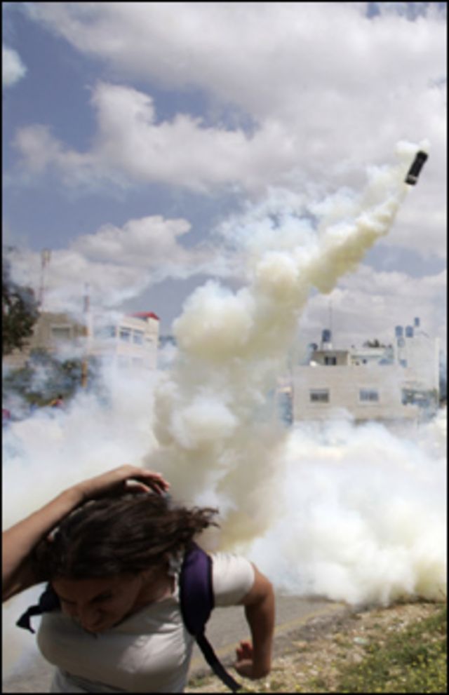إسرائيل تستخدم قنابل الغاز ضد الفلسطينيين