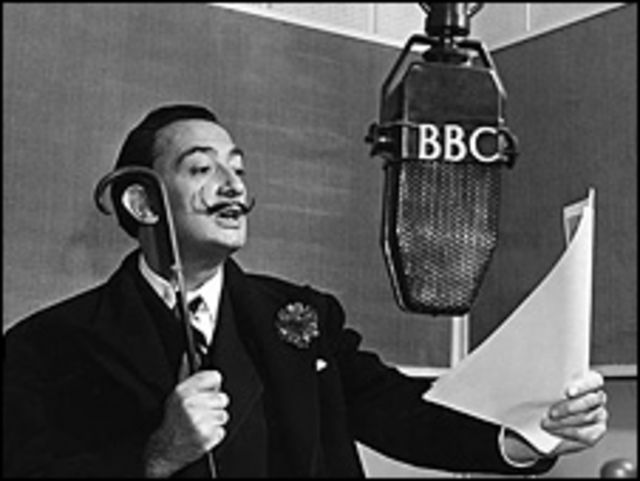 Salvador Dalí ante los micrófonos de la BBC