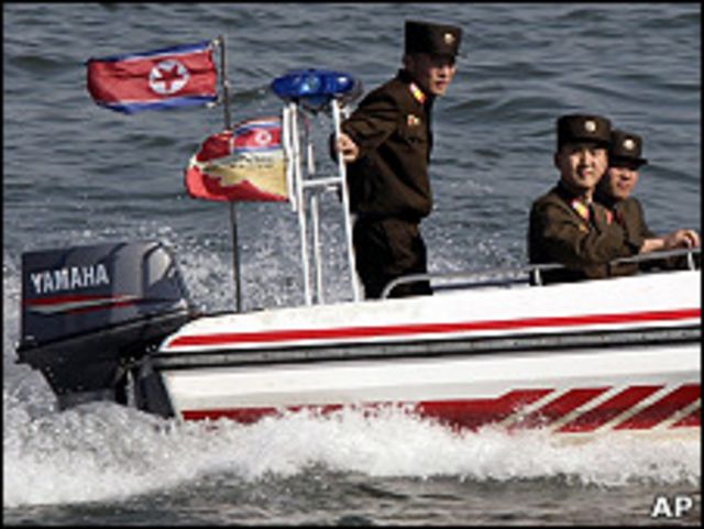 中朝邊境鴨綠江上朝鮮邊防士兵乘快艇巡邏（1/6/2010）