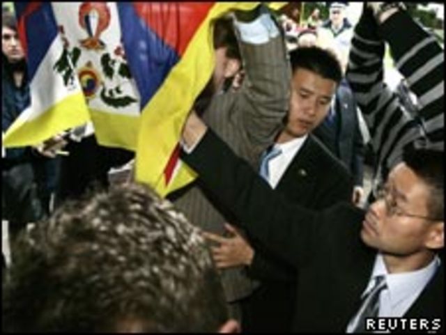 新西蘭議員諾曼（旗幟後）舉西藏旗幟抗議習近平訪問