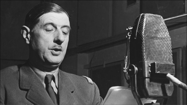 Charles De Gaulle en un estudio de la BBC