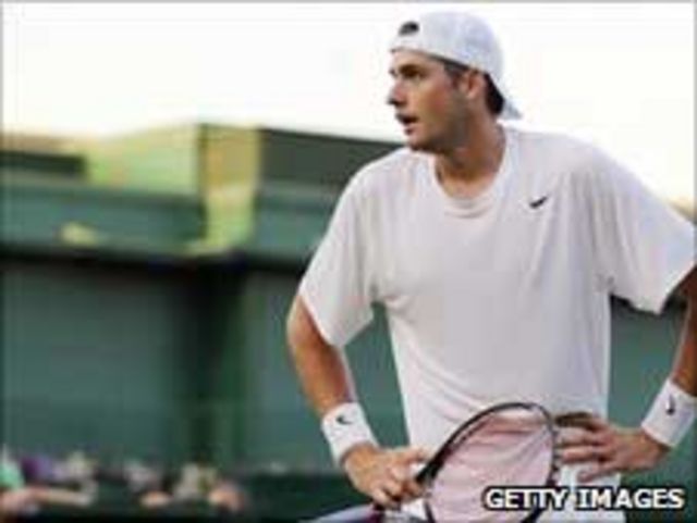 Após 11h05min, John Isner triunfa no jogo mais longo da história do tênis