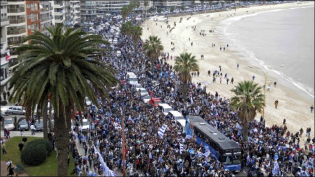 Ribuan warga menyambut kedatangan tim nasional Uruguay di jalan-jalan utama kota Montevideo