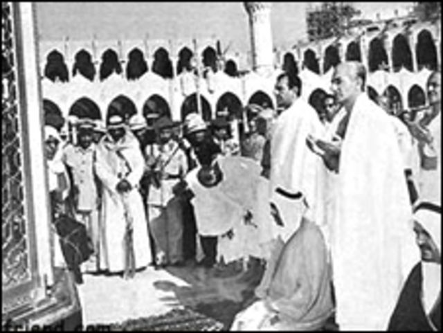 محمدرضا پهلوی در حال نماز خواندن