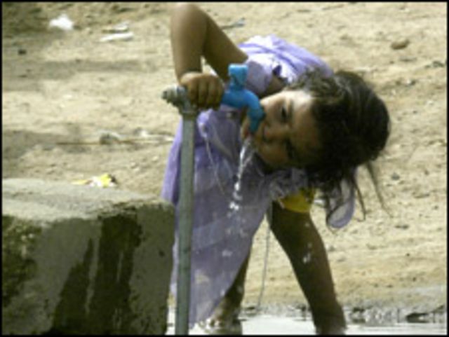 Niña bebiendo agua en un campo de refugiados de Irak.
