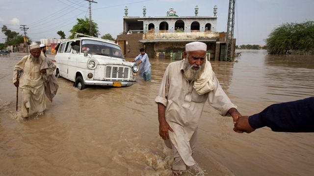 بالصور: فيضانات باكستان - BBC News عربي