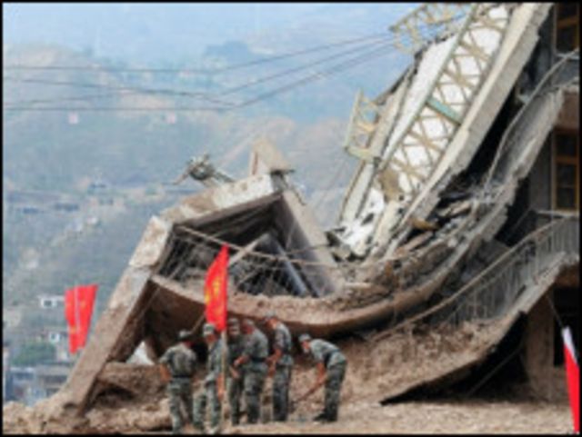 Ratusan tentara dikerahkan untuk mencari korban tanah longsor di Zhouqu