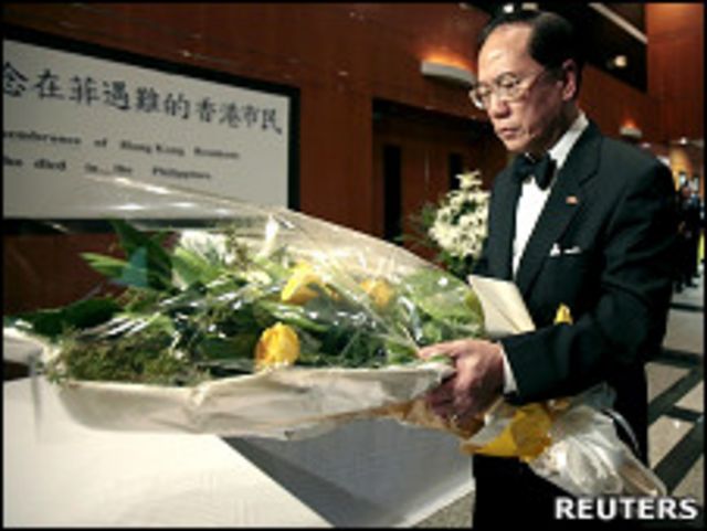 香港行政長官曾蔭權在禮頓山社區會堂吊唁處獻花（24/8/2010）