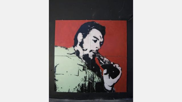 Che Guevara tomando Coca Cola