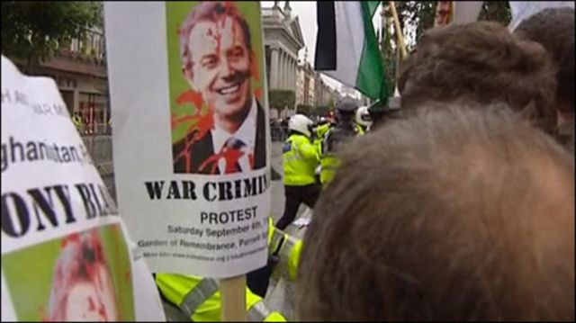 Aksi unjuk rasa menentang Tony Blair di Dublin, 4 September 2010