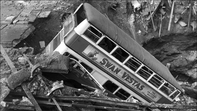 Двухэтажный автобус с рекламой спичек "Swan Vesta" на борту, угодивший во время бомбардировки в воронку в лондонском районе Балхэм.

