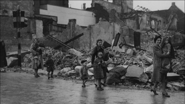 Жители прибрежного британского города Плимута, пережившие очередную немецкую бомбардировку.