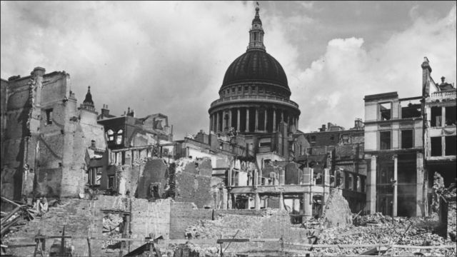 24 мая 1941 года: разрушенные здания вокруг лондонского собора Святого Павла.

