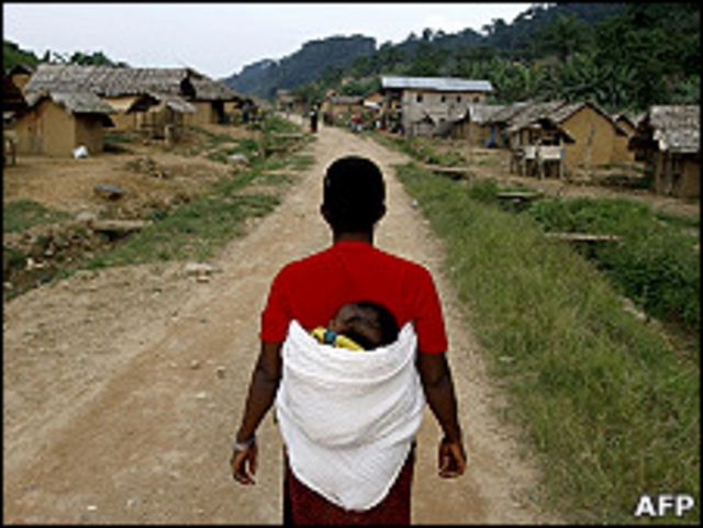 一名婦女在剛果民主共和國東部盧溫吉村的馬路上走著（6/9/2010）