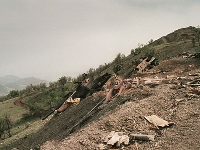 7 مايو 1987: حطام دبابات عراقية وشظايا قنابل متناثرة على جانب تلة في منطقة ماوت الجبلية شمالي شرق كركوك
