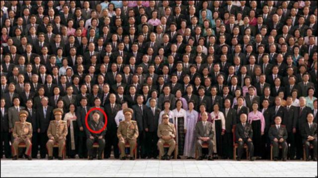 Kim Jong-un (dalam lingkaran) berpose bersama para pejabat elit Korea Utara