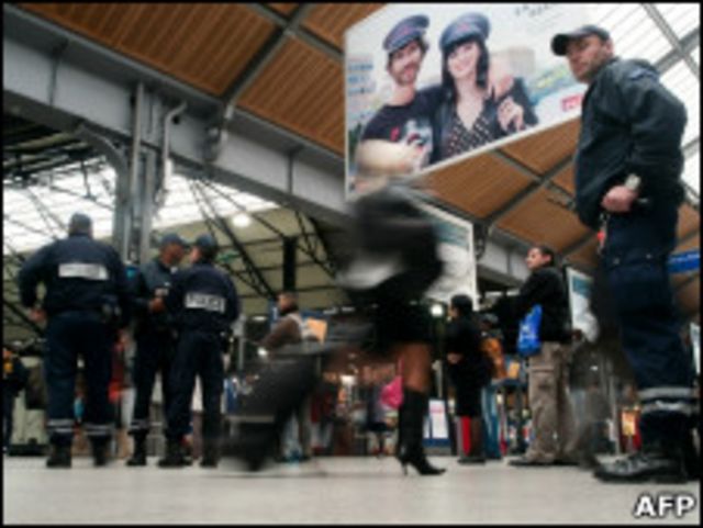 法國警察在巴黎聖拉扎爾火車站巡邏