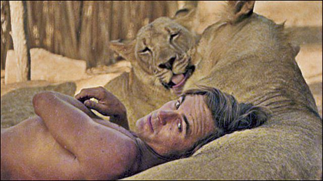 El hombre que abraza a los leones - BBC News Mundo