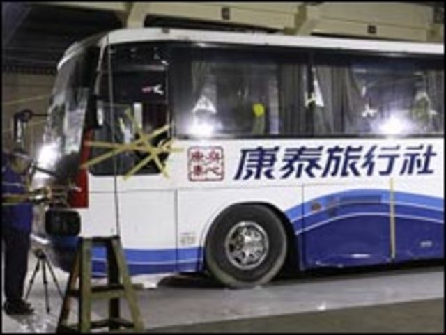 菲律賓警方檢驗被劫持的香港康泰旅行社巴士（30/08/2010）