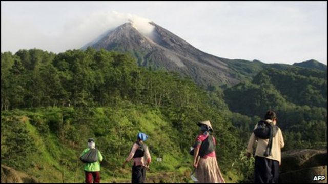 Kondisi Gunung Merapi relatif tenang meski masih mengeluarkan awan panas.