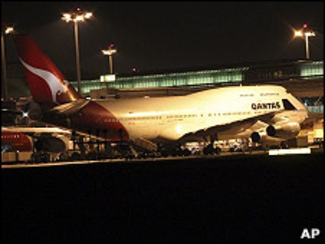 澳航QF6班機迫降新加坡樟宜機場後在航站樓停泊（5/11/2010）