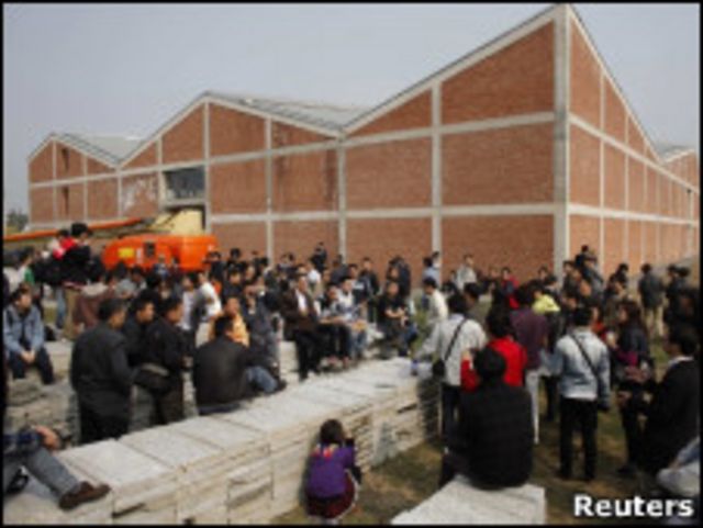 艾未未的支持者在他的上海工作室外發起聲援運動。