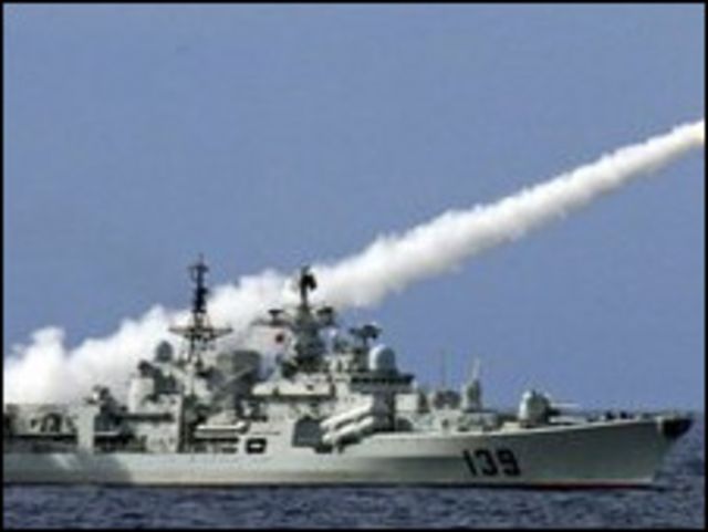 Tàu Trung Quốc phóng hỏa tiễn trong một cuộc tập trận trên biển tháng 7/2010
